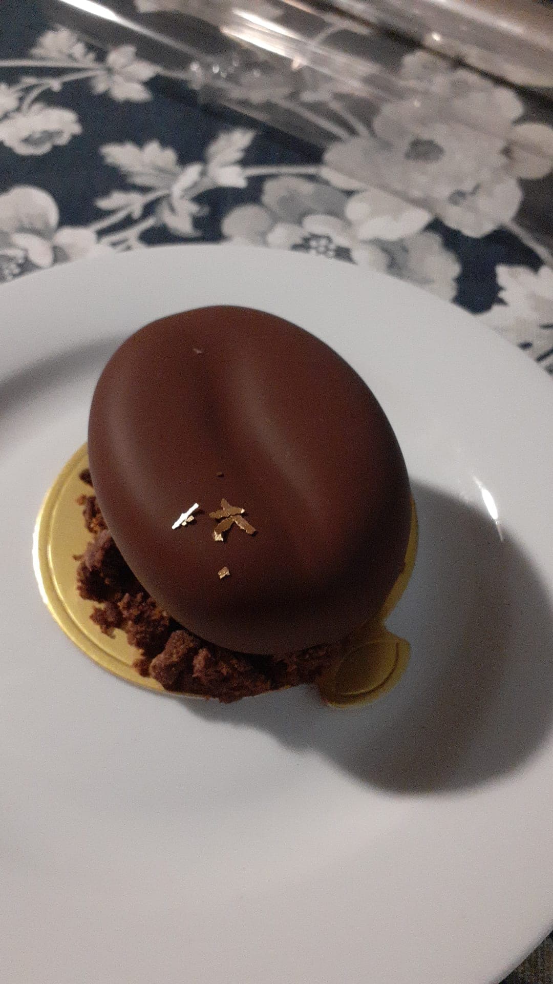 Mono deser czekoladowy ze złotymi płatkami — Cake Time