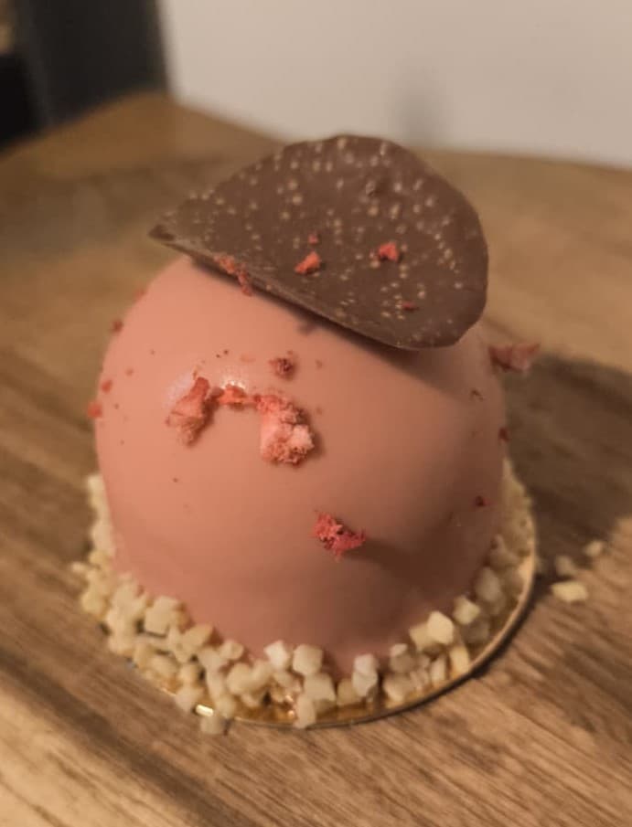 Mono deser truskawkowy ze złotym czekoladowym listkiem — Cake Time Cieszyn