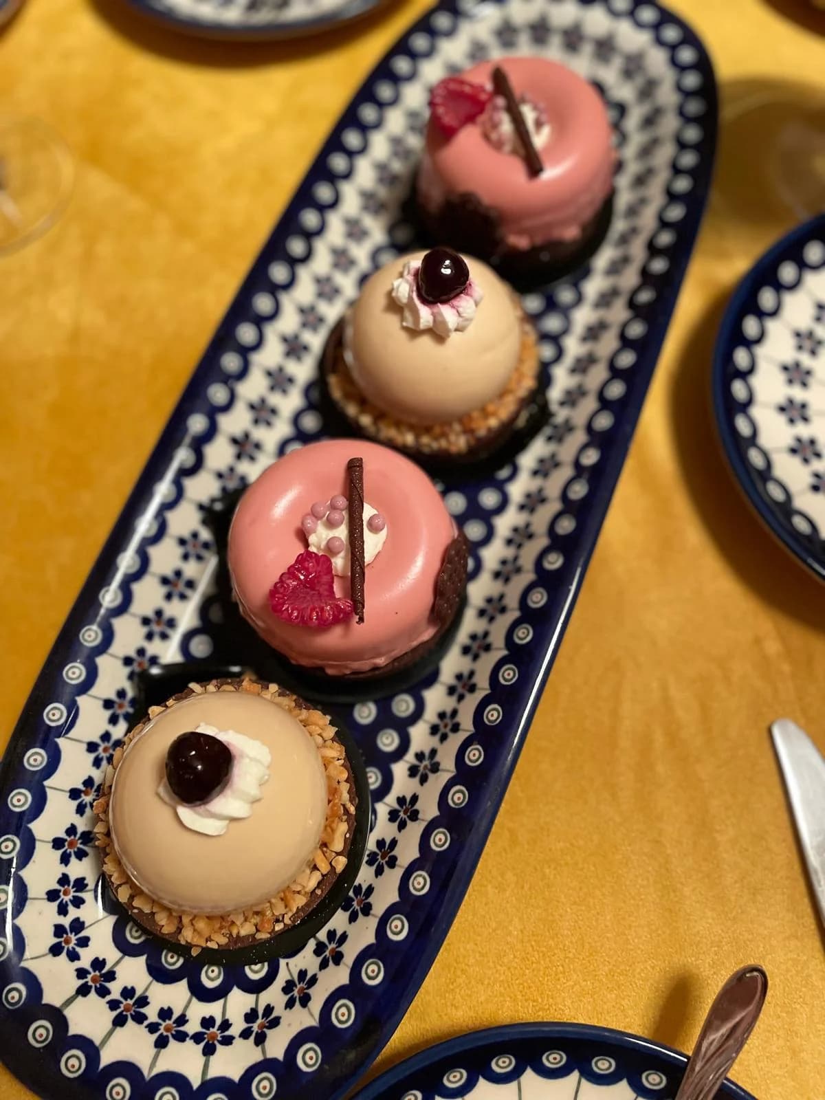 Mono desery różowe kulki na talerzu — Cake Time Cieszyn