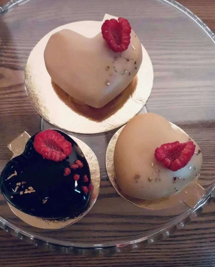 Trio mono deserów serca: czekoladowe, karmelowe, śmietankowe — Cake Time