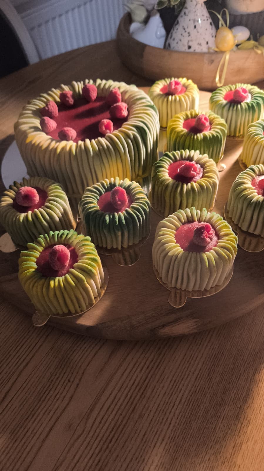 Mono desery Zielony Mech z malinami — musowe desery porcjowe Cake Time Cieszyn