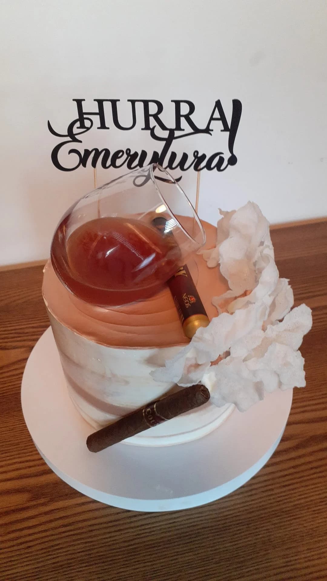 Tort urodzinowy na emeryturę z motywem whiskey — Cieszyn