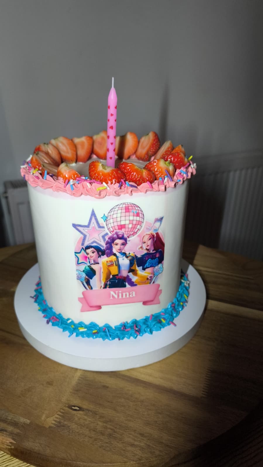 Tort urodzinowy dla dziewczynki z motywem gry Nina ze truskawkami — Cake Time Cieszyn