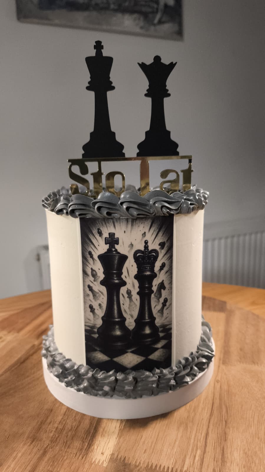 Tort urodzinowy z motywem szachów Sto Lat czarno-srebrny — Cake Time Cieszyn