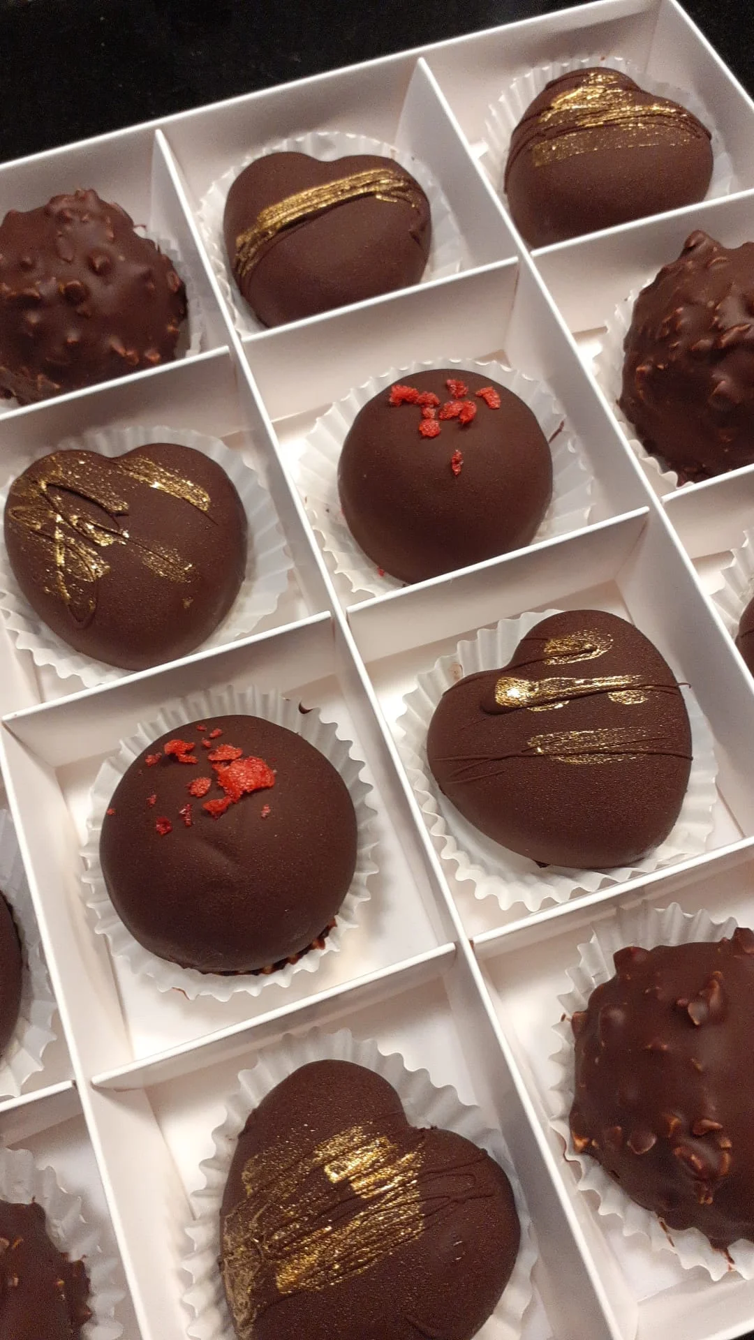 Czekoladki keto w pudełku — serca i kulki ze złotem — Cake Time Cieszyn