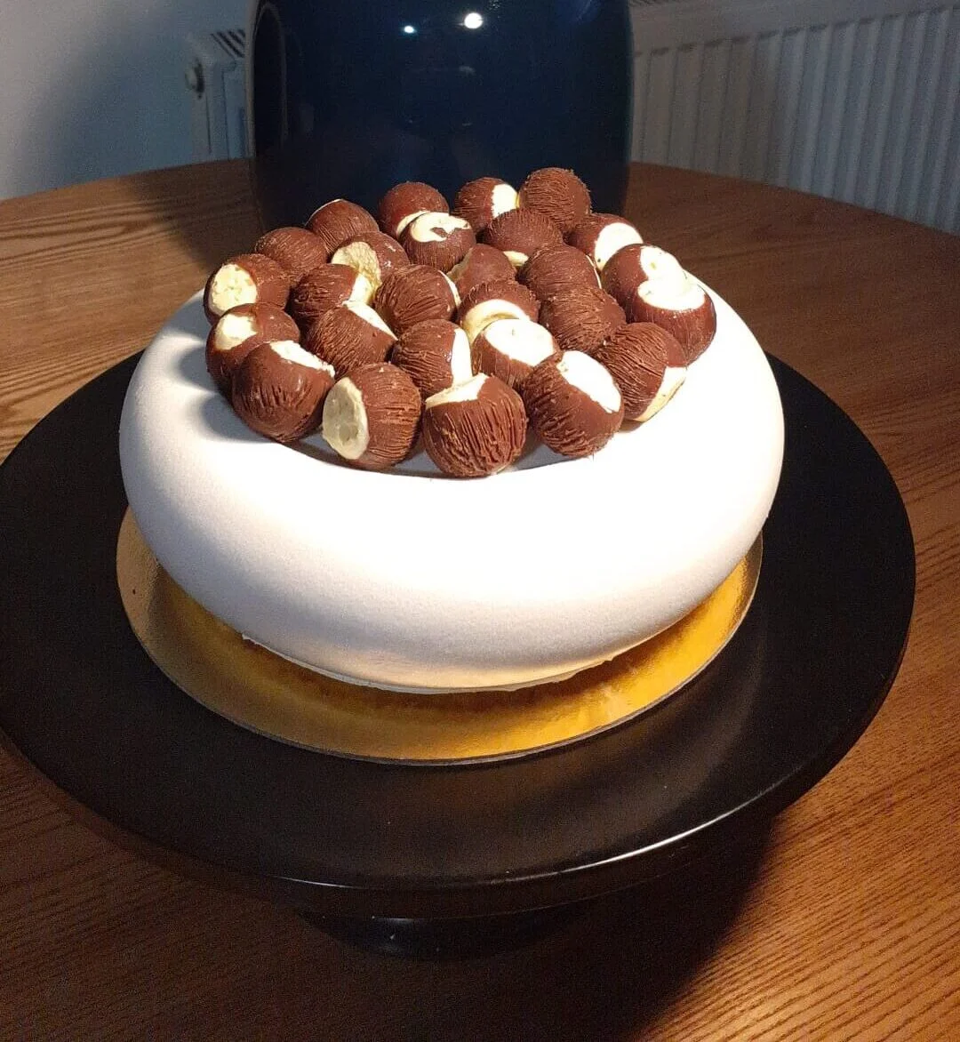 Mono deser musowy z owocową glazurą — Cake Time Cieszyn