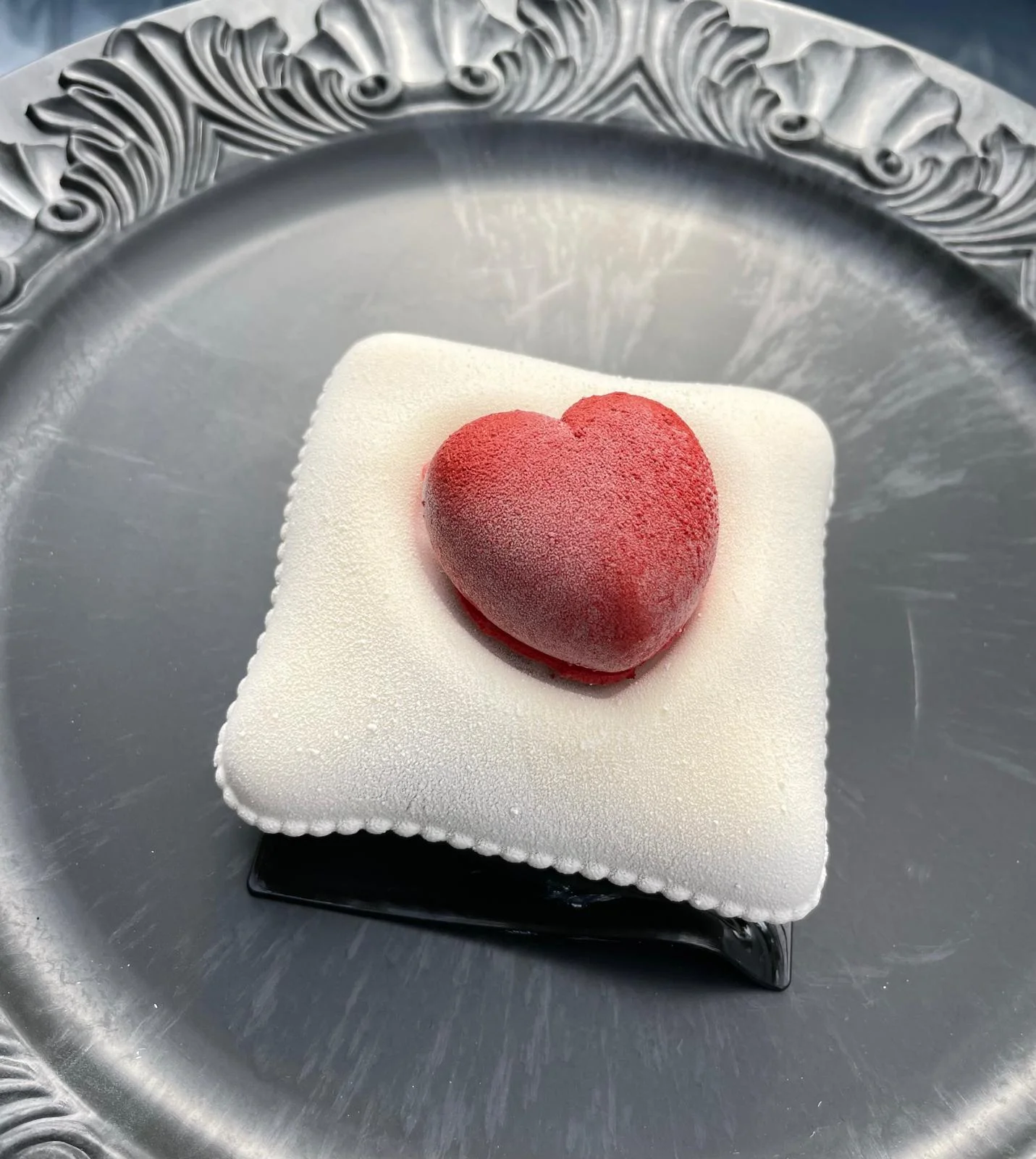 Mono deser biały kwadrat z czerwonym serduszkiem — Cake Time Cieszyn