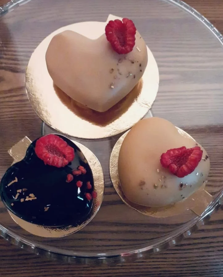 Trio mono deserów serca: czekoladowe, karmelowe, śmietankowe — Cake Time