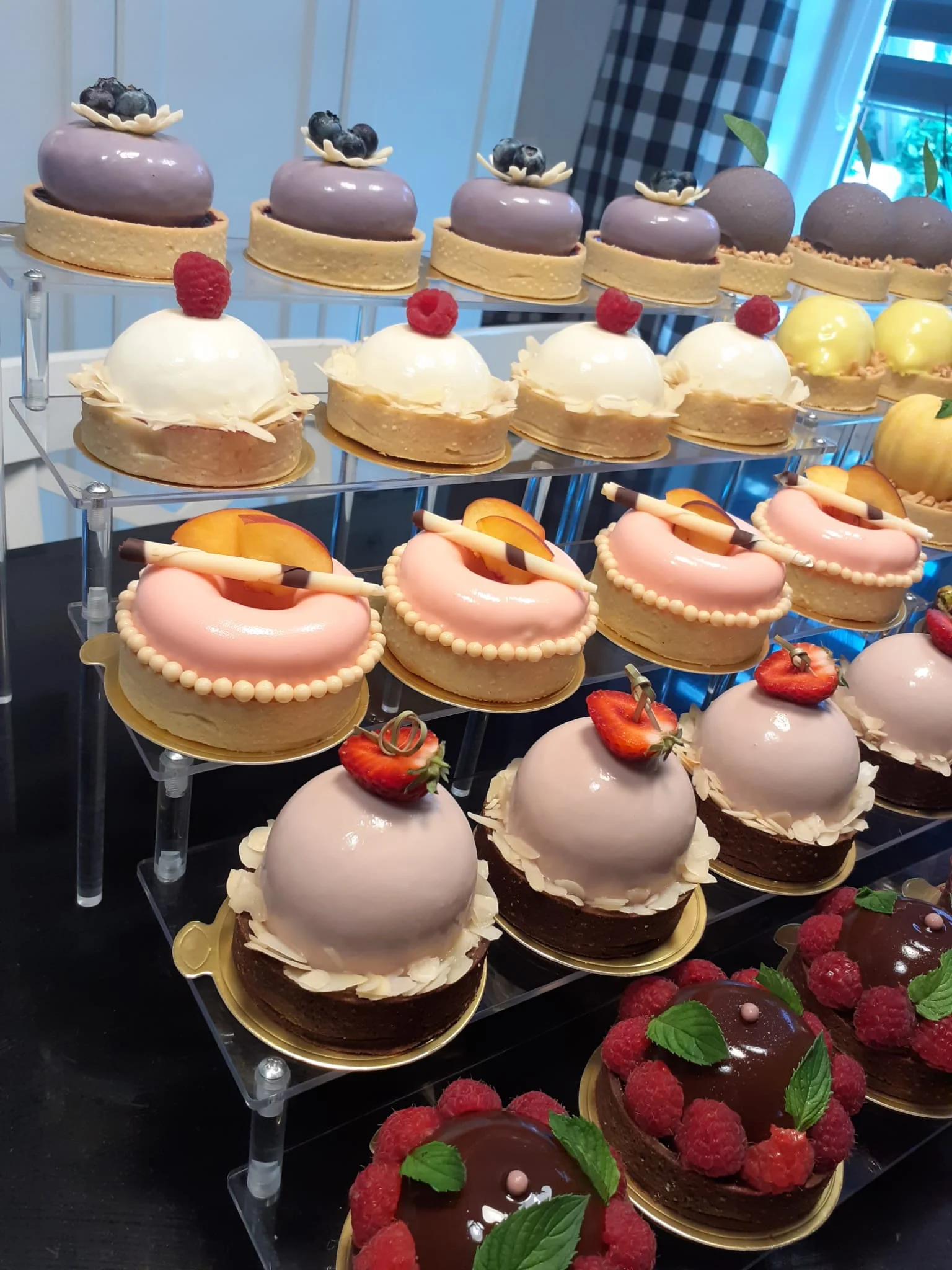 Rzędy mono deserów na stojaku — słodki stół Cake Time Cieszyn