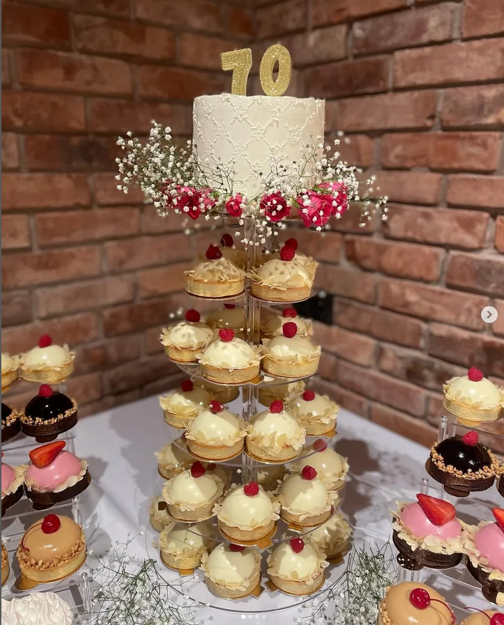 Słodki stół na 70. urodziny — stojak z mono deserami i tort