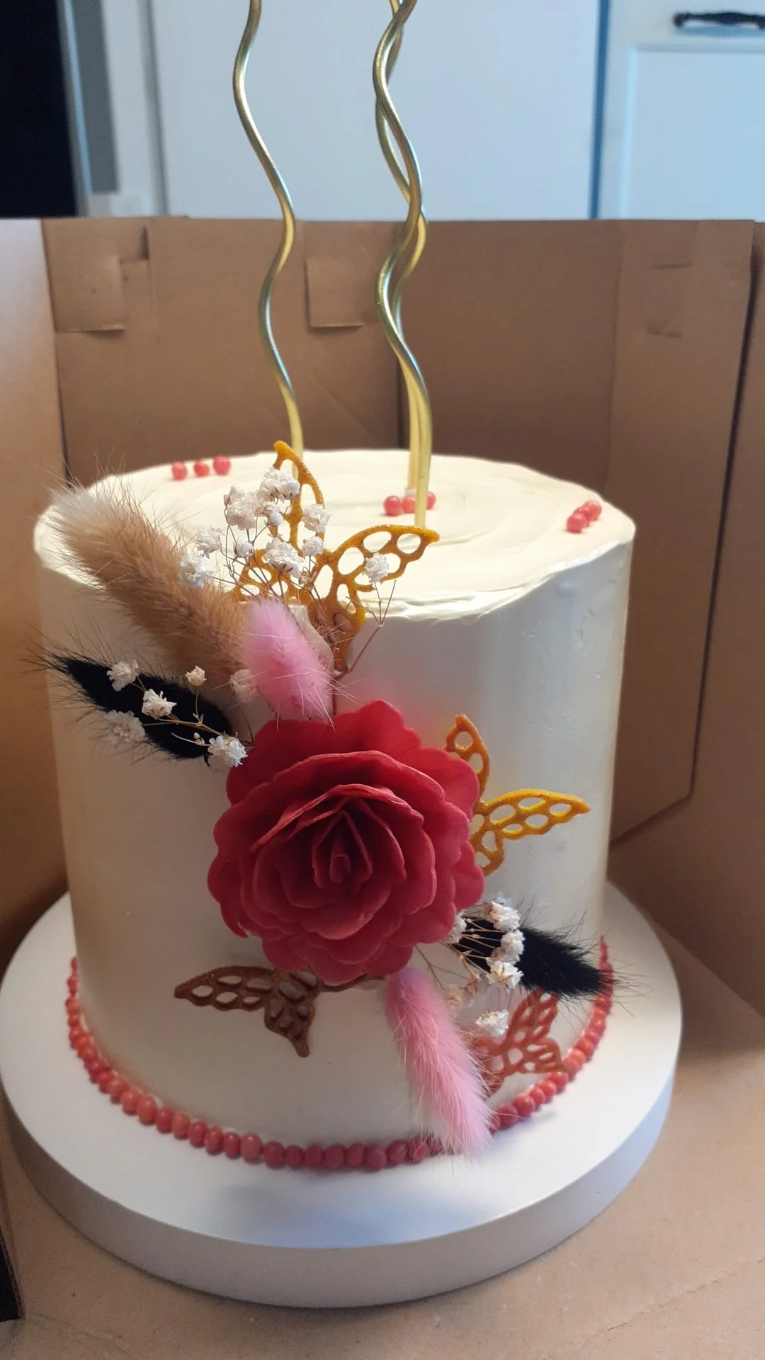 Tort urodzinowy z czerwoną różą i złotymi motylami — Cieszyn