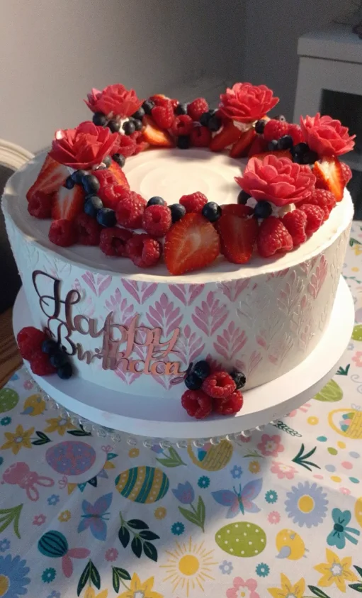 Tort urodzinowy Happy Birthday z owocami leśnymi i różami — Cieszyn