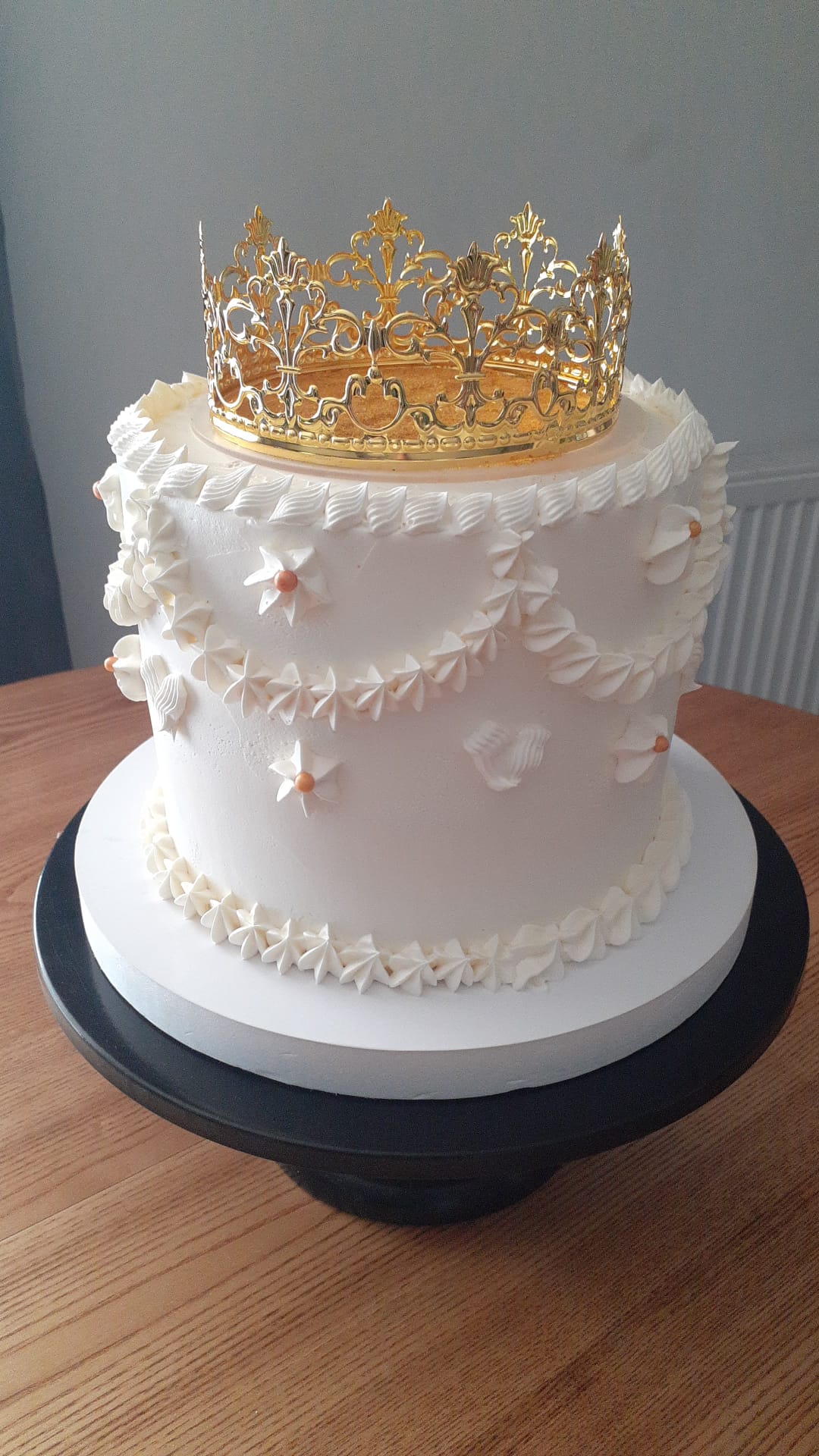 Tort urodzinowy biały ze złotą koroną — Cake Time Cieszyn