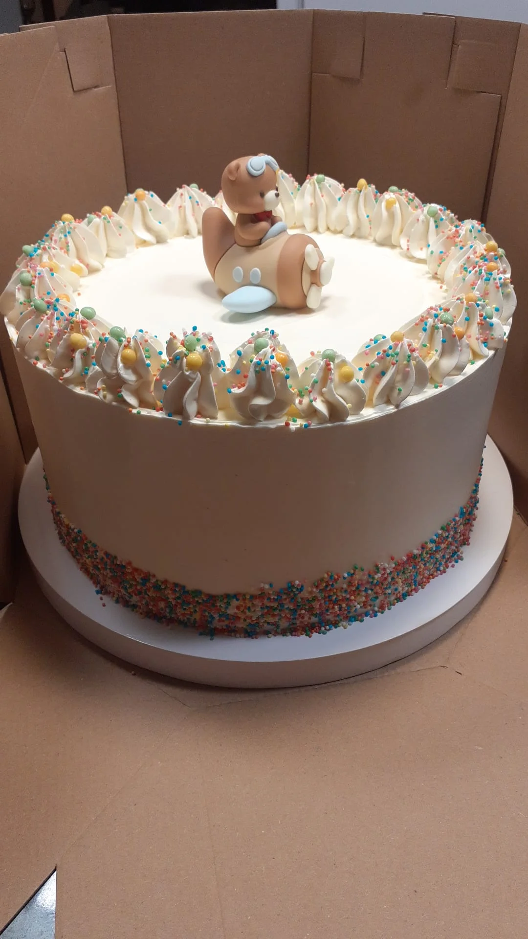 Tort urodzinowy dla dziecka z pluszowym misiem i posypką — Cieszyn