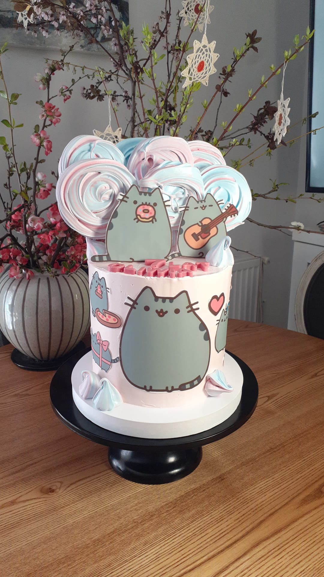 Tort urodzinowy Pusheen kotki z bezikami — Cake Time Cieszyn