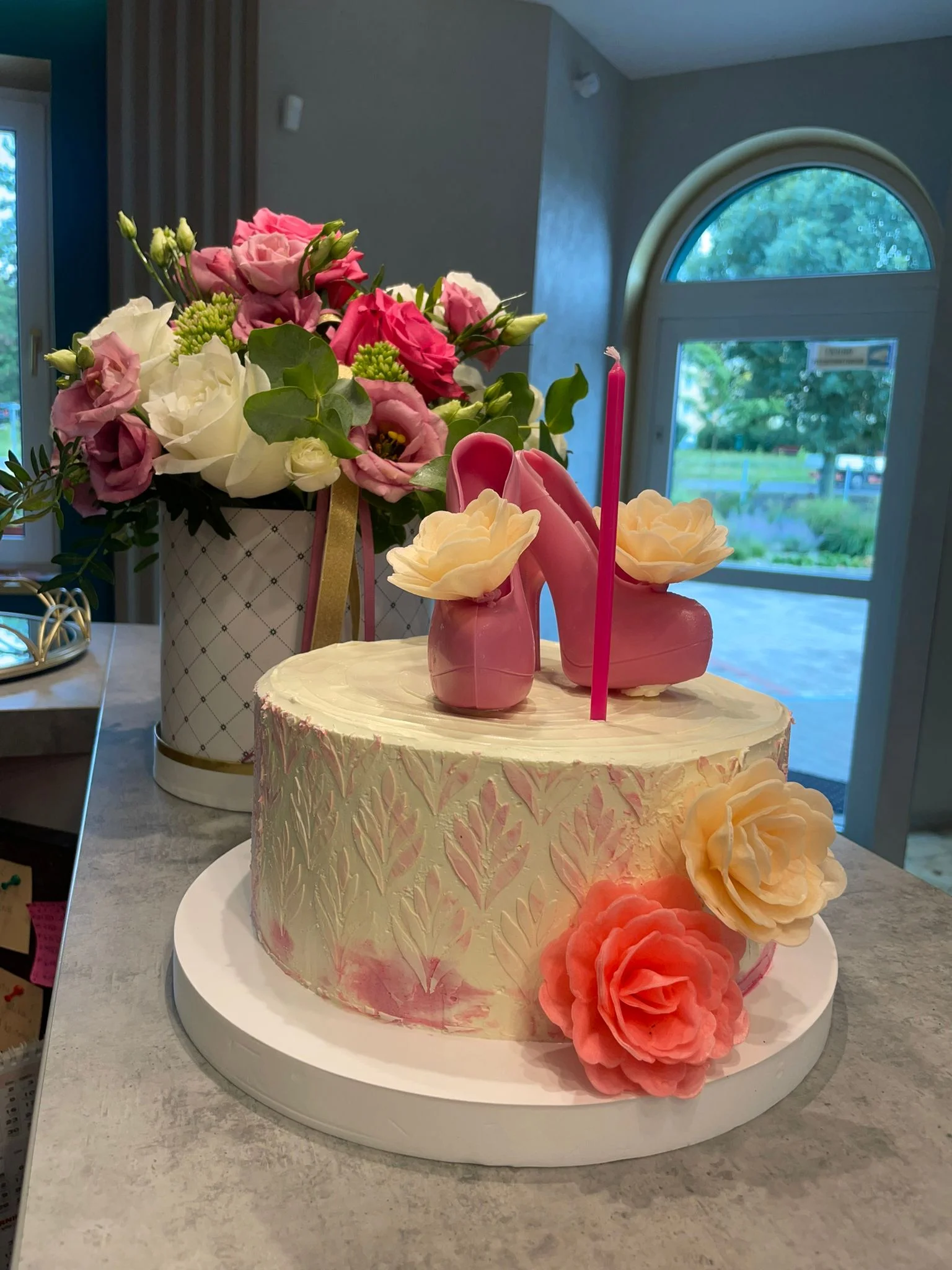 Tort urodzinowy boho z różowymi szpilkami i kwiatami — Cieszyn