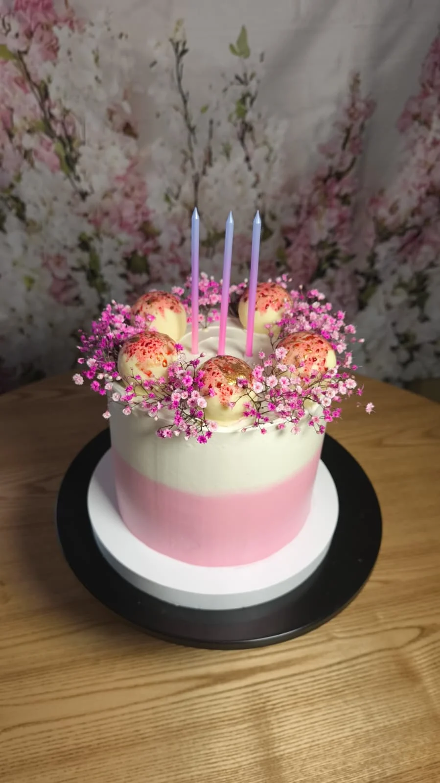 Tort urodzinowy z kolorowymi świeczkami — Cake Time Cieszyn